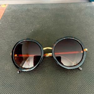 Women brown round sunglasses